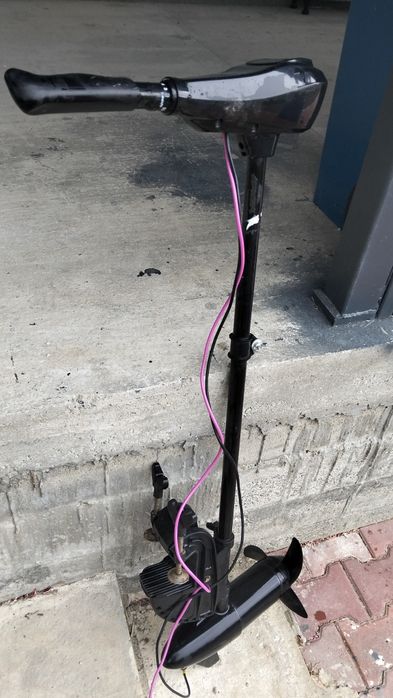 Vând motor barcă de pescuit