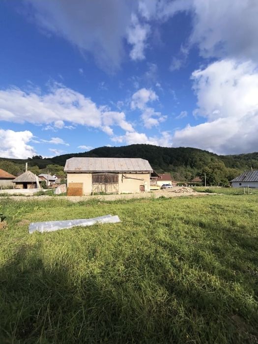 Casa la tara cu 7700 mp si Izvor