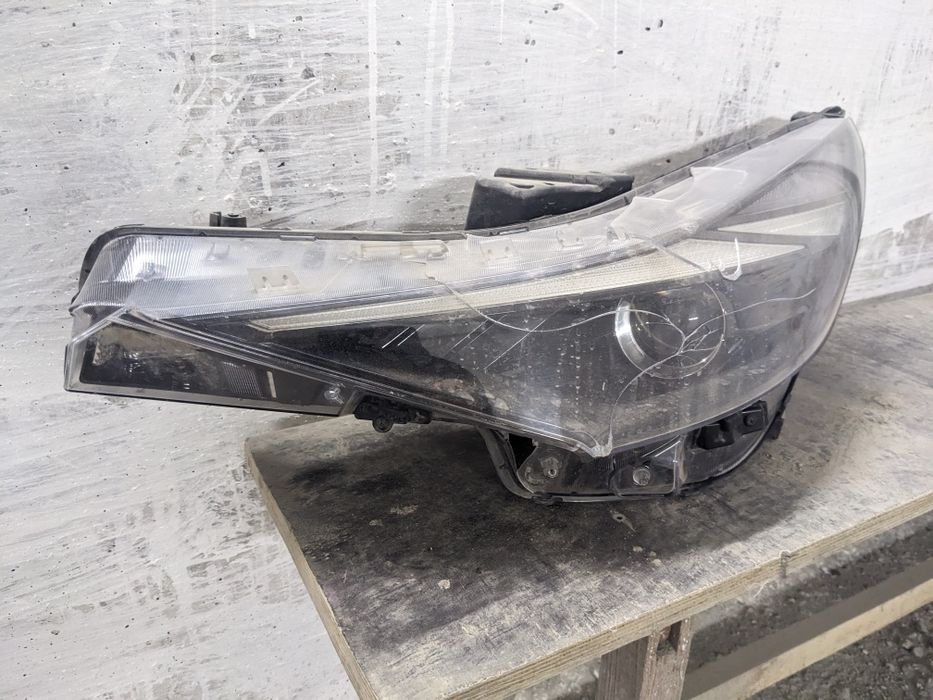 Продам фару на запчасти