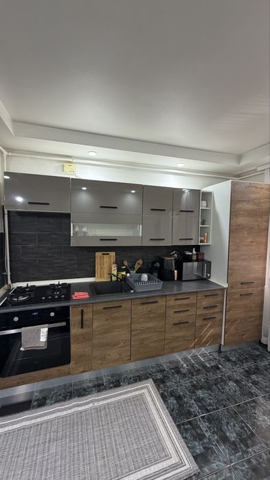 Apartament de inchiriat cu 2 camere, decomandat, etajul 1, str. Victoriei, balcon inchis, 52 mp