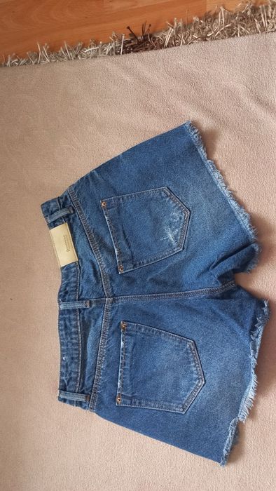 Къс пантолон на STRADIVARIUS