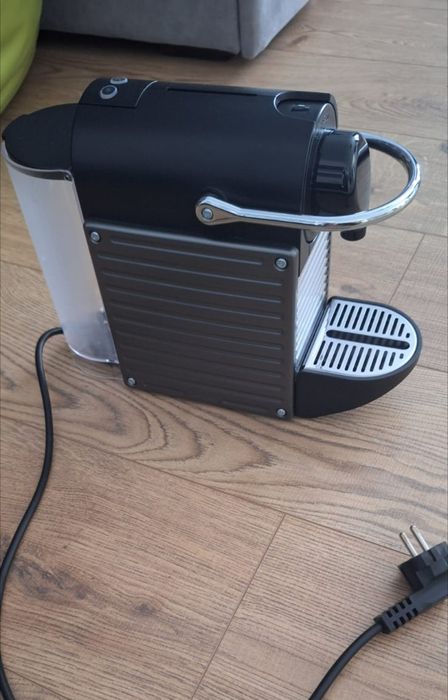 Vând aparat de cafea Nespresso Pixie