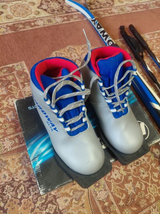 Продаётся  детский комплект лыж