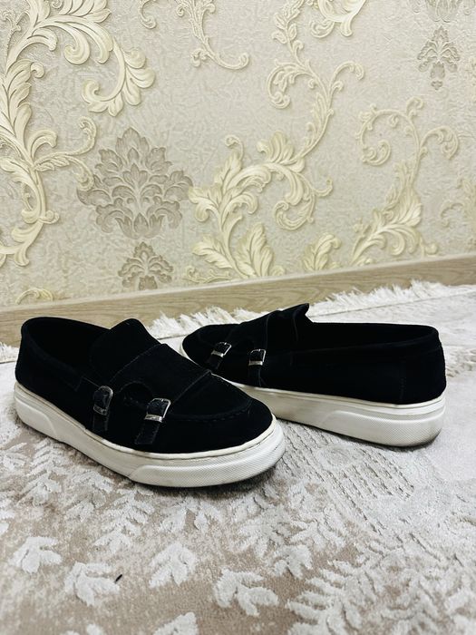 Продаётся мужская обувь.