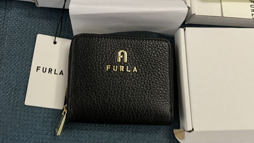 Последен модел Furla Camelia портмонета в 2 размера. Нови,с етикети!