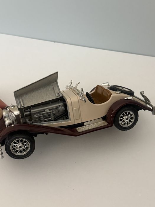 Метална кола Mercedes 1:24
