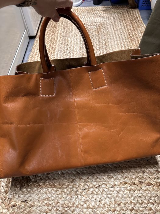 Чанта голям шопер, хубава, дебела кожа която държи перфектна форма.