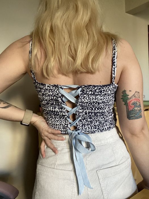 Top croșetat cu panglică