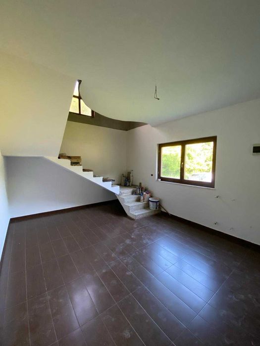 Casă spațioasă cu o curte generoasa – Gata să o amenajezi cum vrei!