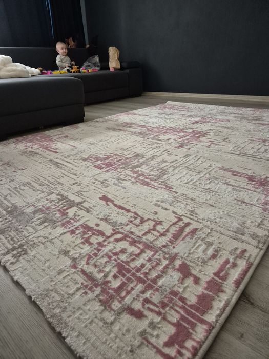 Covor modern crem cu model roz/gri – 160 × 230 cm – Stare foarte bună