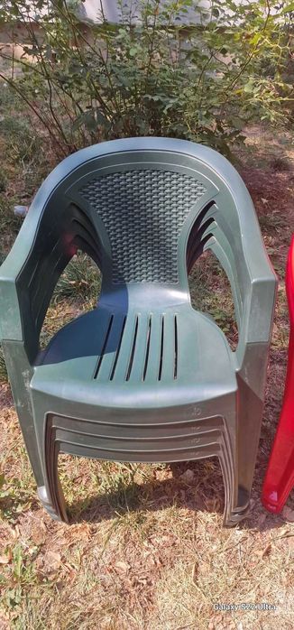 Пластмасови, разглобяеми маси  Столове 15 лв и алуминиеви 19 . 80 лв