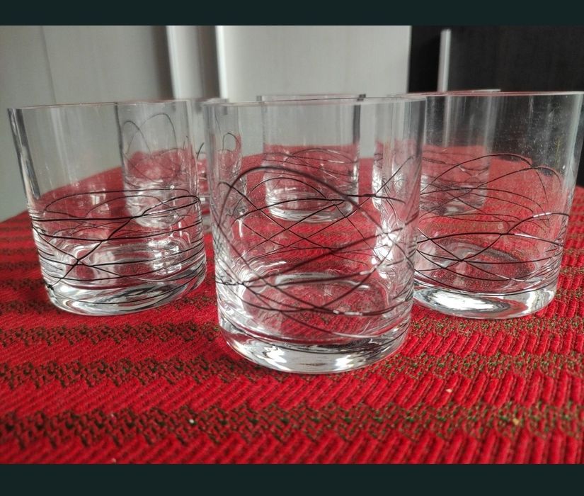 Set de pahare nou nouț în cutie.
Va rog vizualizati si celelalt