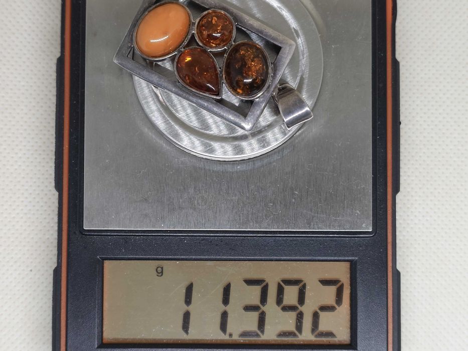 Pandantiv Modernist din Argint cu Chihlimbar –