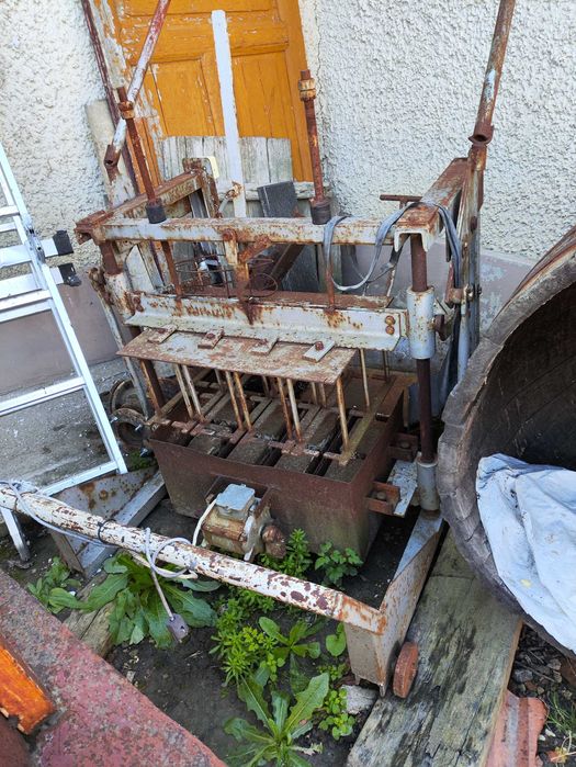 машина за производцтво на бетонови блокчета с бъркалка