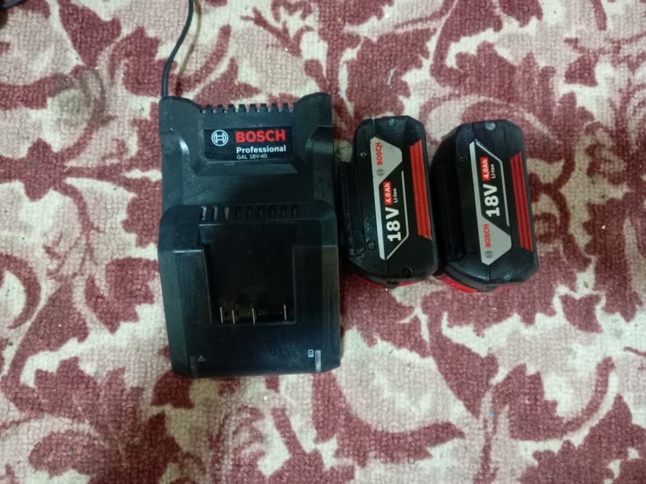 Зарядное устройство Bosh и две батарейки все рабочее
