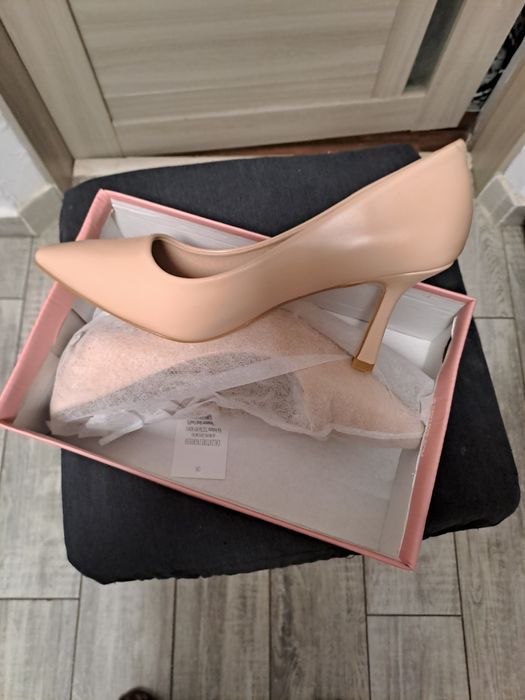 Vand pantofi și ghete noi