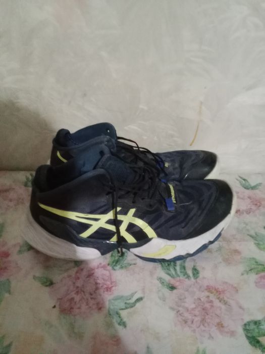 Продам волейбольные кроссовки ASICS Meta rise