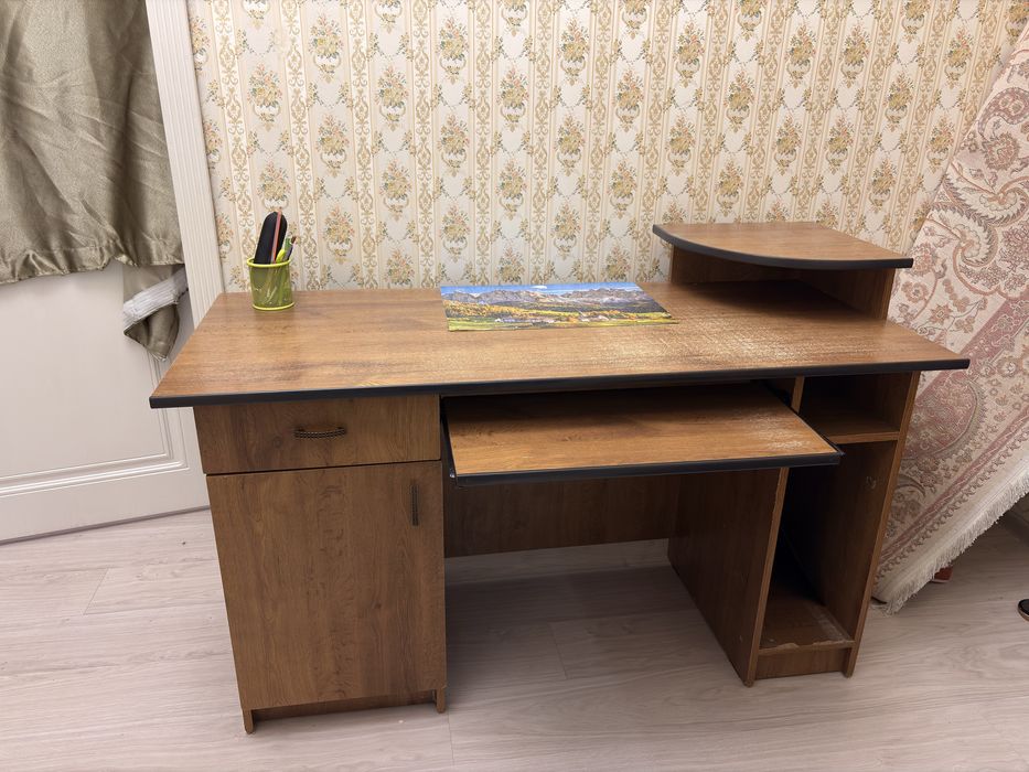 Продается компьютерный стол в отличном состоянии