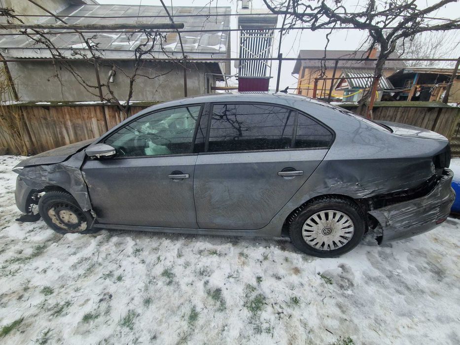 VW Jetta avariat