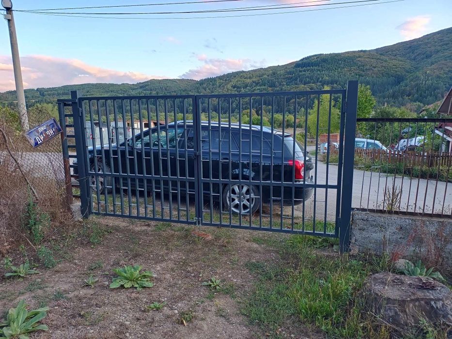 Изработка на метални порти и врати