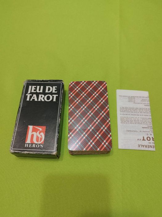 Продавам карти таро