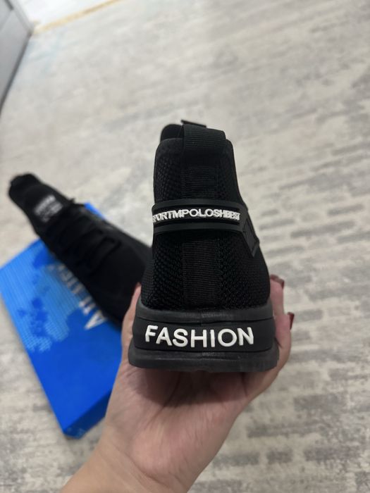 Продам кроссовки летние