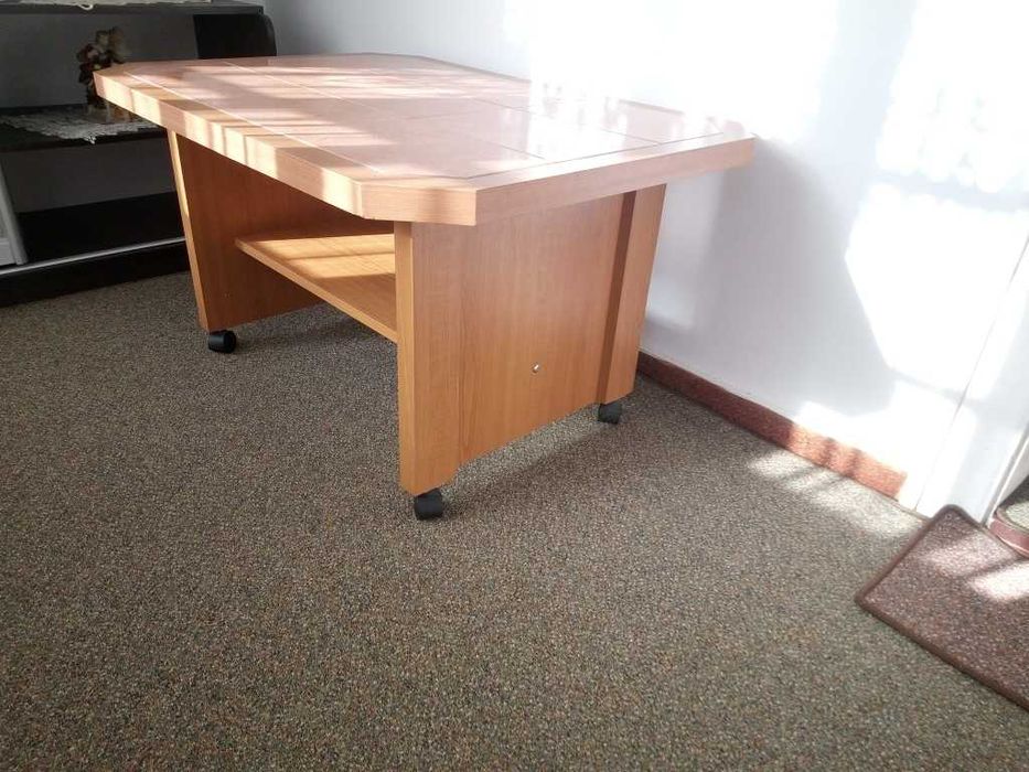 Măsuță de cafea practică, cu blat ceramic și rotile -Stare foarte bună