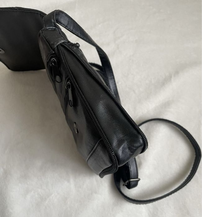 Страхотна кожена дамска чантичка с дълга дръжка!