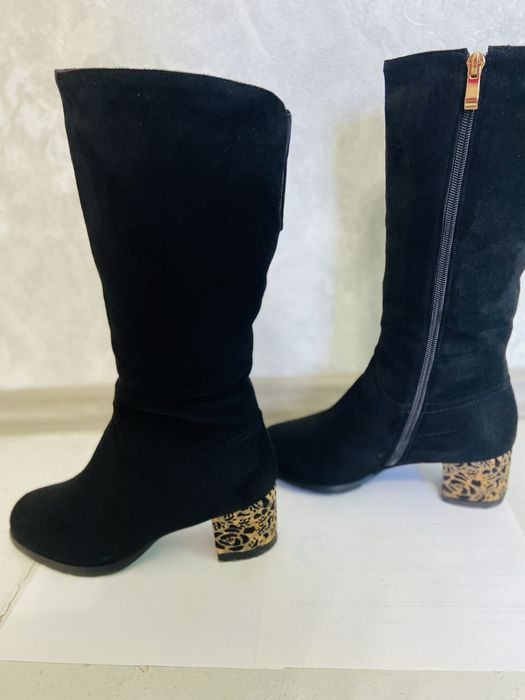 Продаются замшевые сапоги