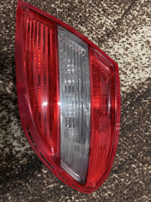 Продавам десен стоп за mercedes W204