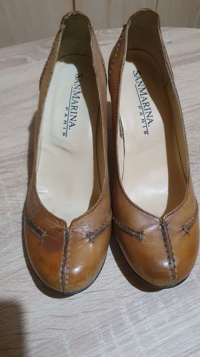 Pantofi de piele cu toc marime 37, interior 24 cm.