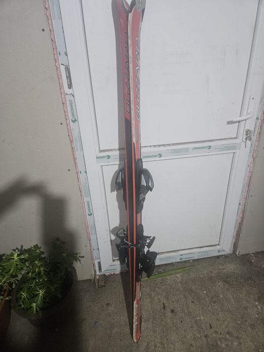 Skiuri , placi , seturi cu clăpari