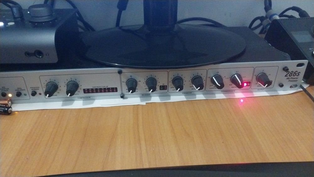 Микрофонный предусилитель DBX 286s