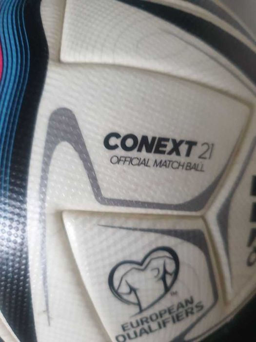 Minge de fotbal oficială Adidas Conext 21 Pro.