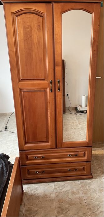 Легла с гардероб за спалня