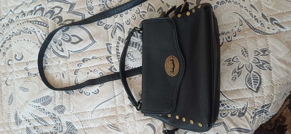 Късо яке и черна чанта