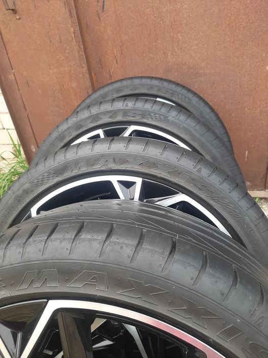 Продам шины 225/40/18 максис спорт.