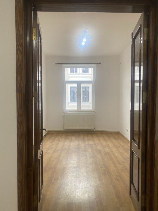 Se vinde Apartament 5 camere, etaj 1, zona Tomis Mall, strada Stefan cel Mare