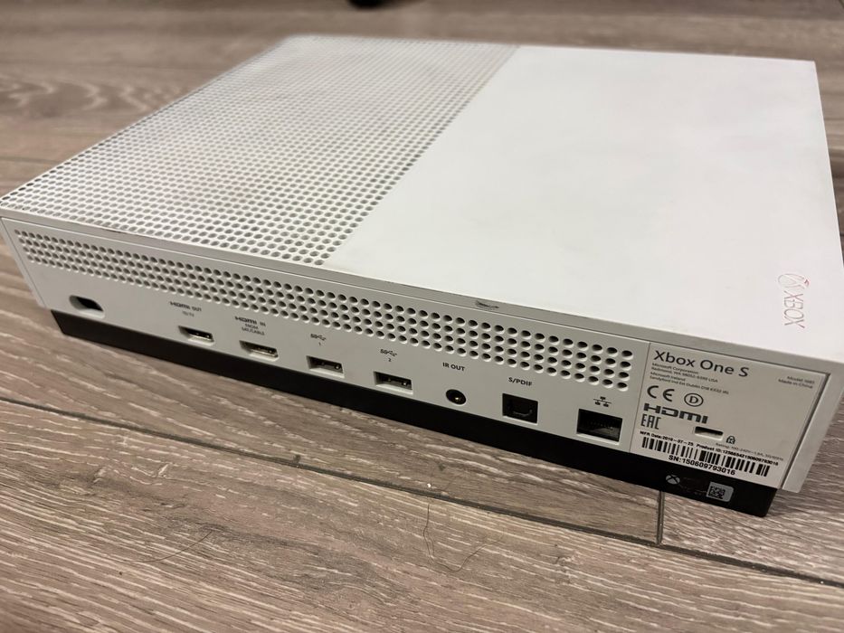 Xbox one S 1 tb storage cu jocuri si cont de fortnite