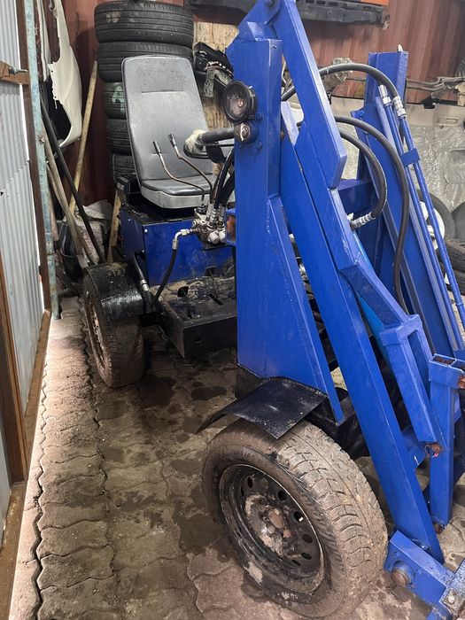 Мини-погоузчик с ковшом и вилами