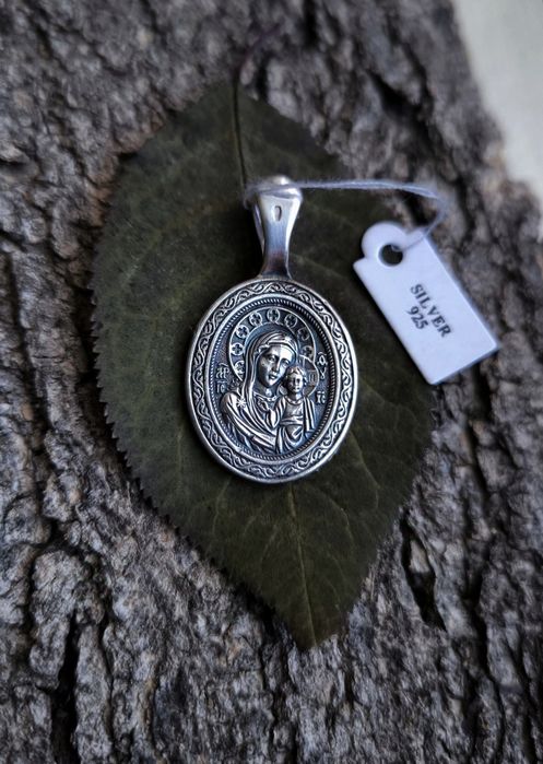 Сребърни медальони и кръстови 
Грамаж 1