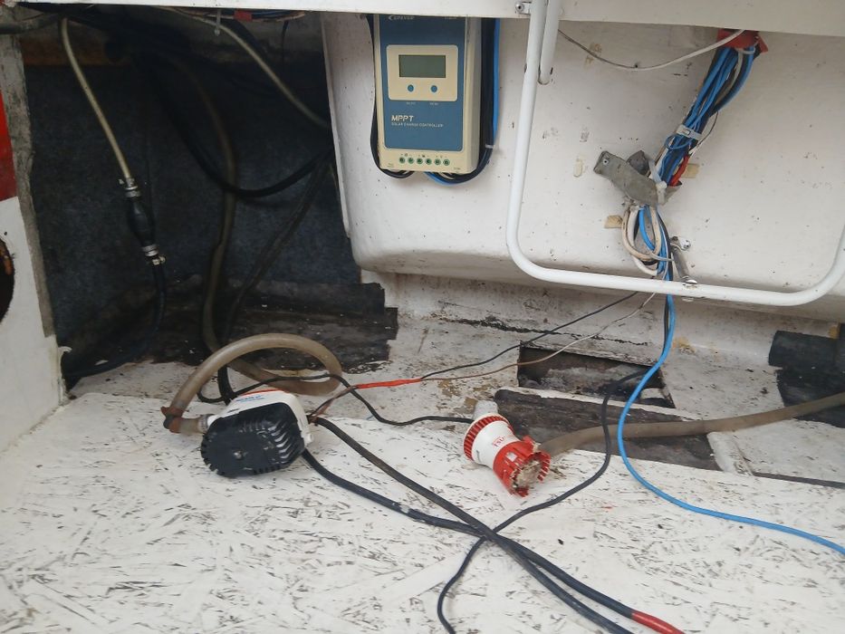 Barca Gobi cabinată cu motor și peridoc