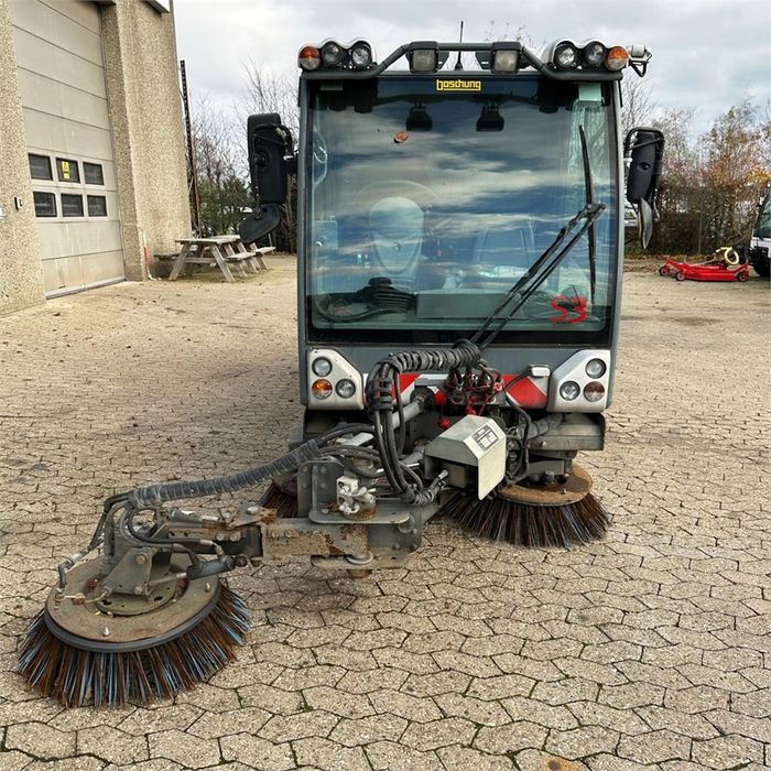 Maturatoare stradala cu aspirator / perie, matura, automaturatoare