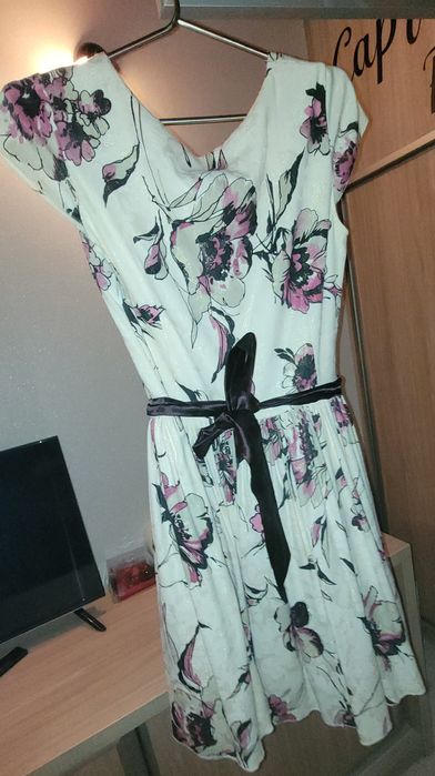 Rochie de vara alba cu imprimeu floral -lejera si feminina