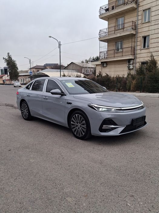 Geely galaksi A7 2025 yil 2000 km yurgan