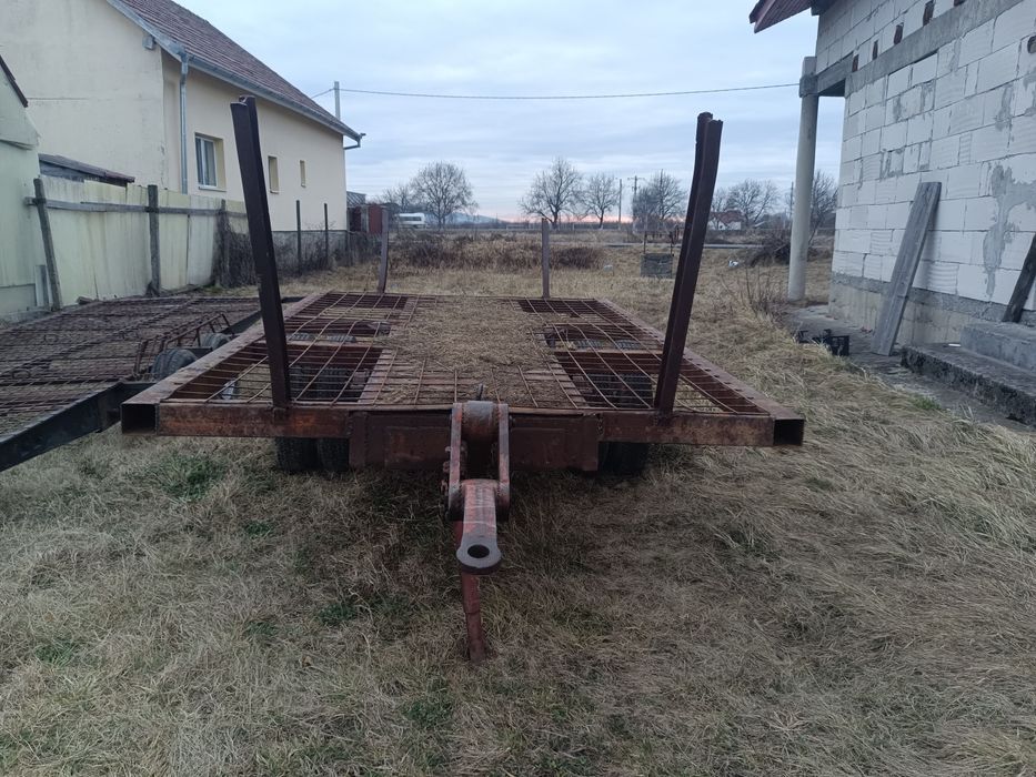 Vând remorca pântru baloți și lemne