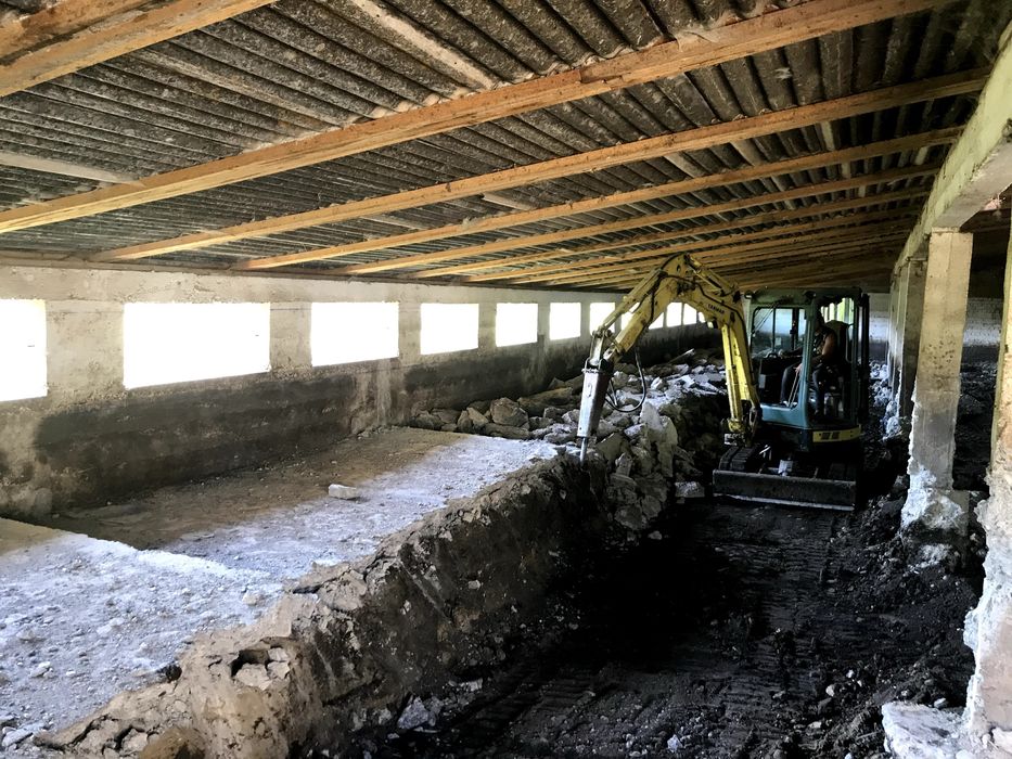 Închiriez excavator cu picon, demolari case betoane, piconari betoane