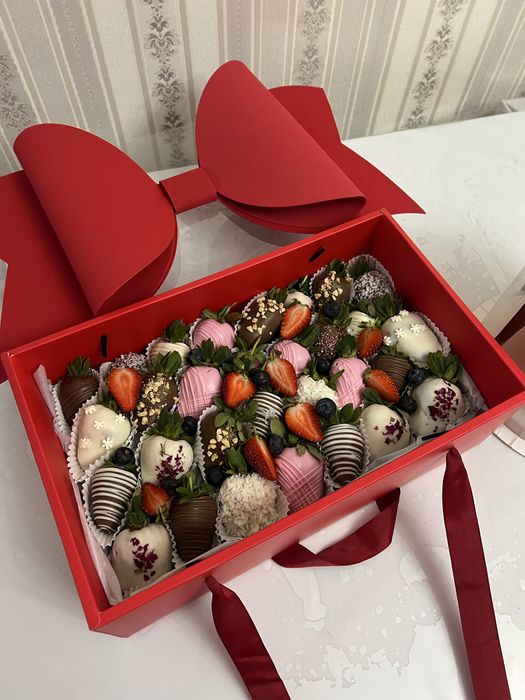 Клубника в шоколаде, бенто торты , подарки