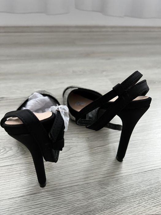 Pantofi cu toc negri