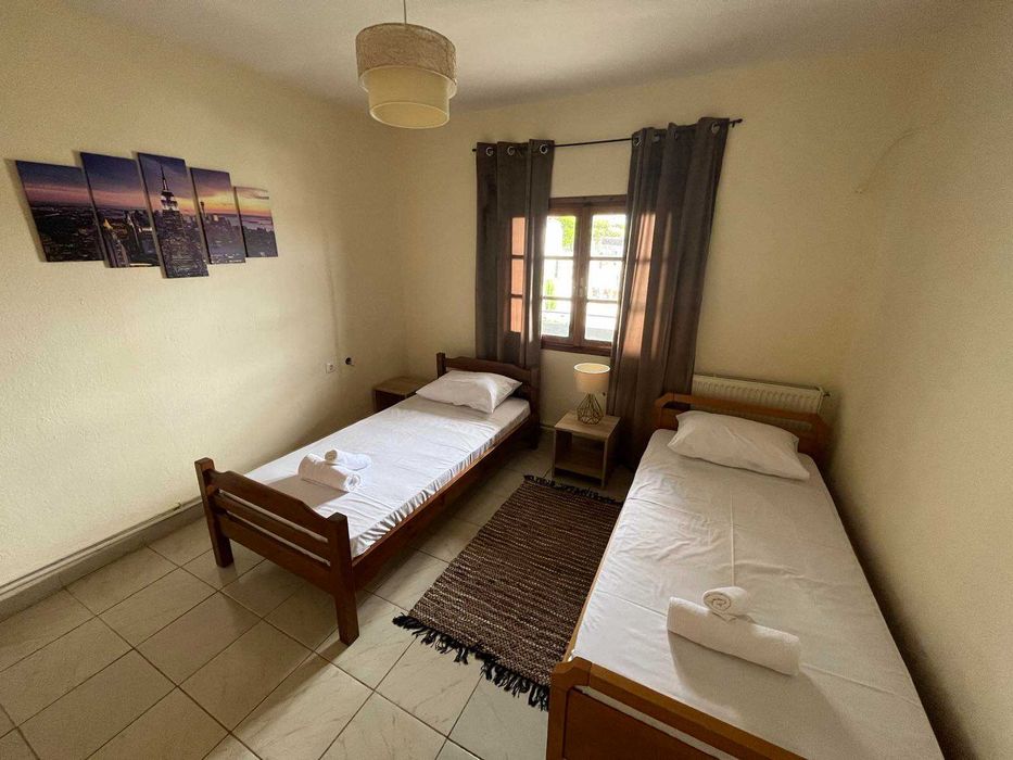 Продава къща 80 м2, апартамент 55 м2, строеж 77 м2, склад 30 м2 с двор 575 м2 в Кердилия, Гърция